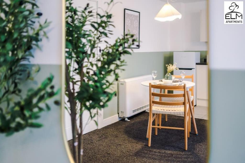 Cozy 1 Bedroom Apartment, Prime Location , Free Parking Манчестер Экстерьер фото